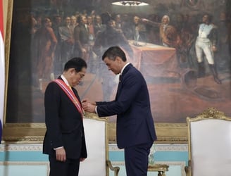 El primer ministro de Japón junto a Santiago Peña.