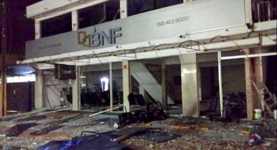 El sábado por la noche la sede del BNF de la ciudad de Natalio fue blanco de un asalto tipo comando.FOTO: GENTILEZA