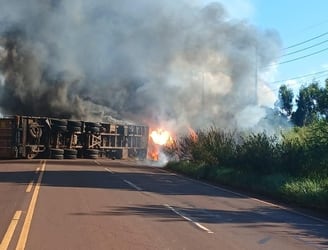 El camión se incendió después de volcar.