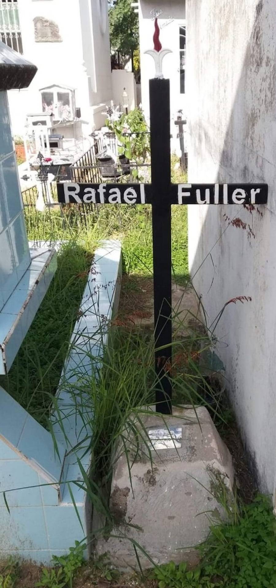 La tumba de Rafael Fuller en el cementerio de Pilar.