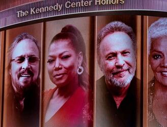 Renee Fleming, Barry Gibb, Queen Latifah, Billy Crystal y Dionne Warwick, honrados y honradas con el Kennedy Center 2023. Foto: Kent Nishimura / AFP