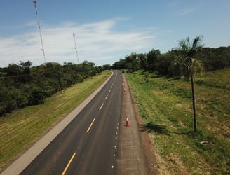 El proyecto contempla la ampliación y mejoramiento de la Ruta PY01, desde Cuatro Mojones hasta la ciudad de Quiindy.