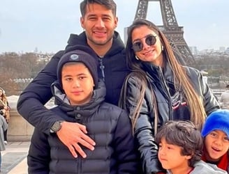 Iván Torres y su familia, de vacaciones en París.