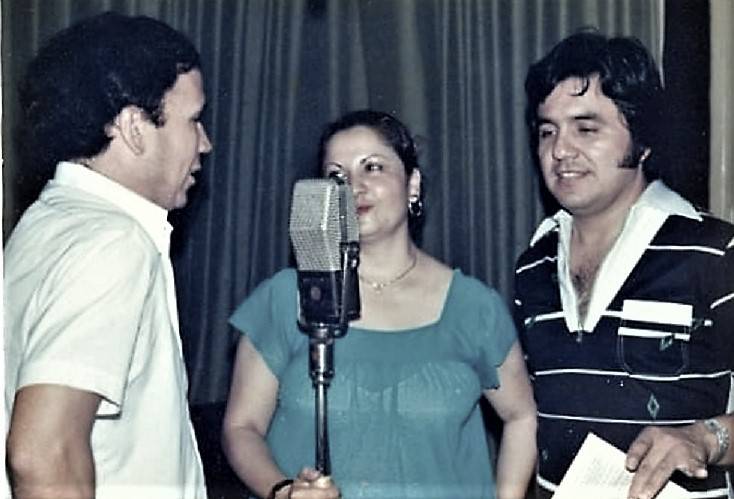 En los estudios de Radio Nacional, por los años 80, Bernardo Garcete Saldívar entrevistado por Aida Lara, acompañada por el artista Amado Sarabia.