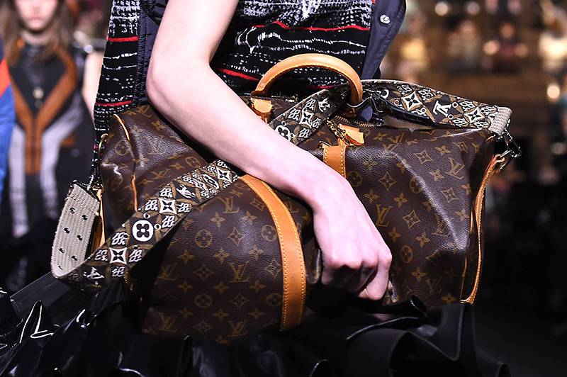 Louis Vuitton apuesta por las mezclas exageradas y los looks barrocos en la  colección Otoño-Invierno 2020-2021