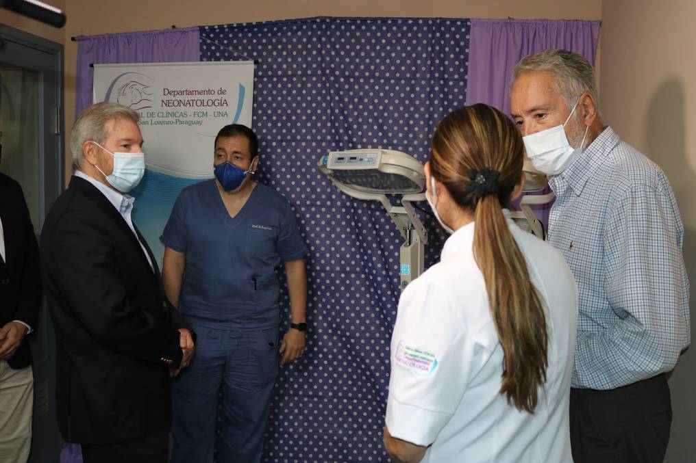 Miguel Carrizosa, presidente de la Cadam, entregó los equipos médicos al Hospital de Clínicas. Foto: Gentileza.