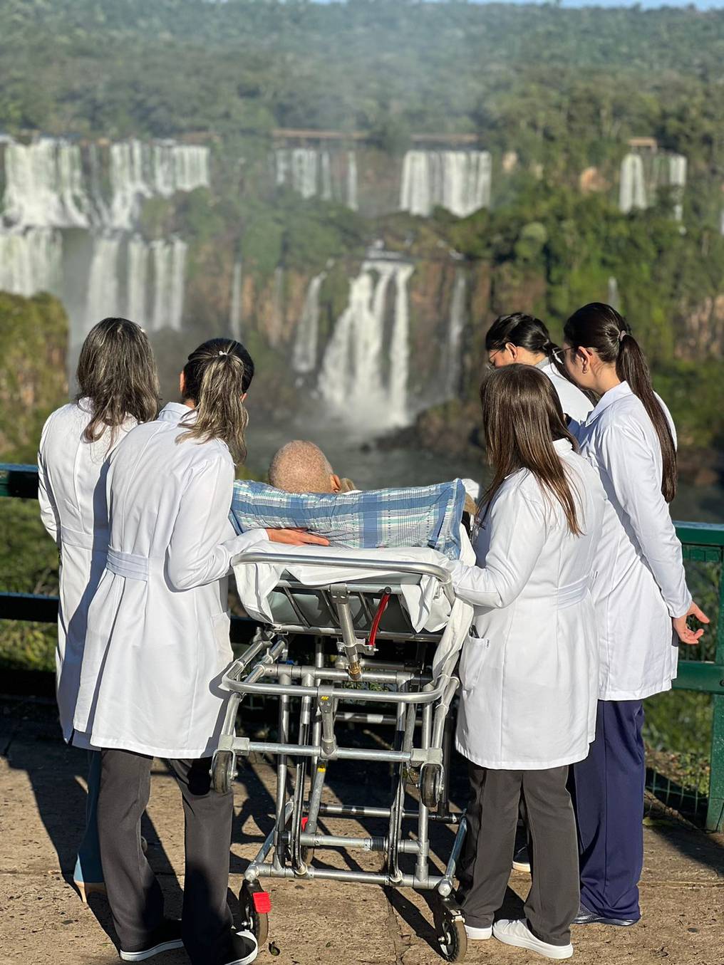 Valmiro Aparecido da Silva, de 54 años, un paciente oncológico, cumple su sueño de ver por primera vez las cataratas de Iguazú, mediante el apoyo del personal médico del Hospital Costa Cavalcanti de Foz de Iguazú y la concesionaria de las cataratas. Foto: Gentileza