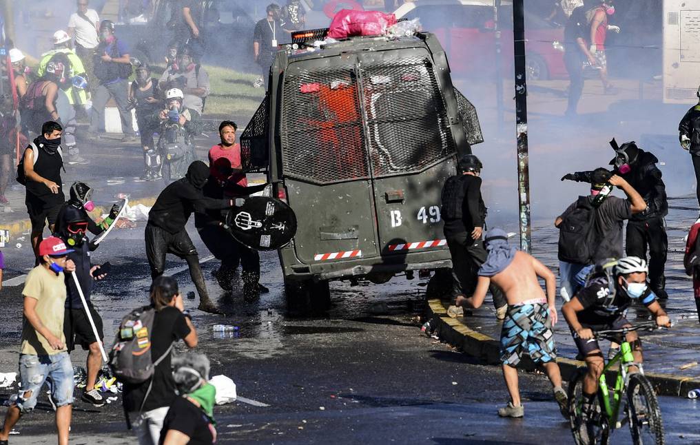 Las violentas protestas callejeras continÃºan en Chile, casi un aÃ±o y medio despuÃ©s de su inicio en octubre de 2019. Foto: AFP.