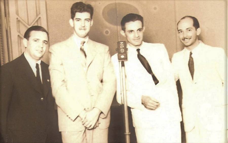 Don Pedro García, Atilio Bajac y dos personas más en los estudios de ZP9 radio Prieto (de izq. a derecha). Foto: Daniel Burt Artaza