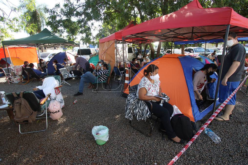 Debido a la falta de insumos y medicamentos para afrontar al COVID-19, los parientes de los asegurados enfermos deben montar campamento en el estacionamiento del Hospital Ingavi. Foto: PÃ¡nfilo LeguizamÃ³n