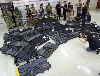 Exposición parte del lote de armas incautadas por parte de la SENAD