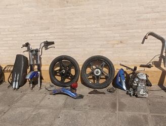 Las piezas de motocicleta encontradas en poder de los aprehendidos. Foto: PN.