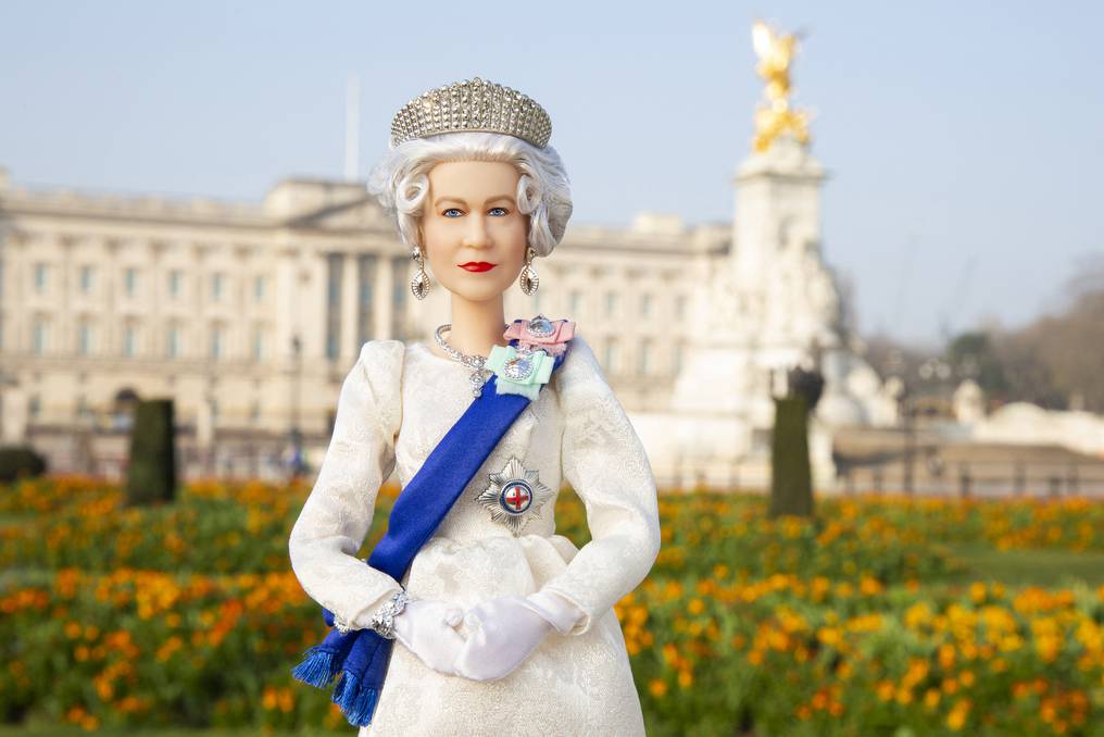 Una fotografía publicada hoy por el fabricante estadounidense de juguetes Mattel muestra su nueva muñeca Barbie representando a la reina Isabel II. Foto: AFP. 