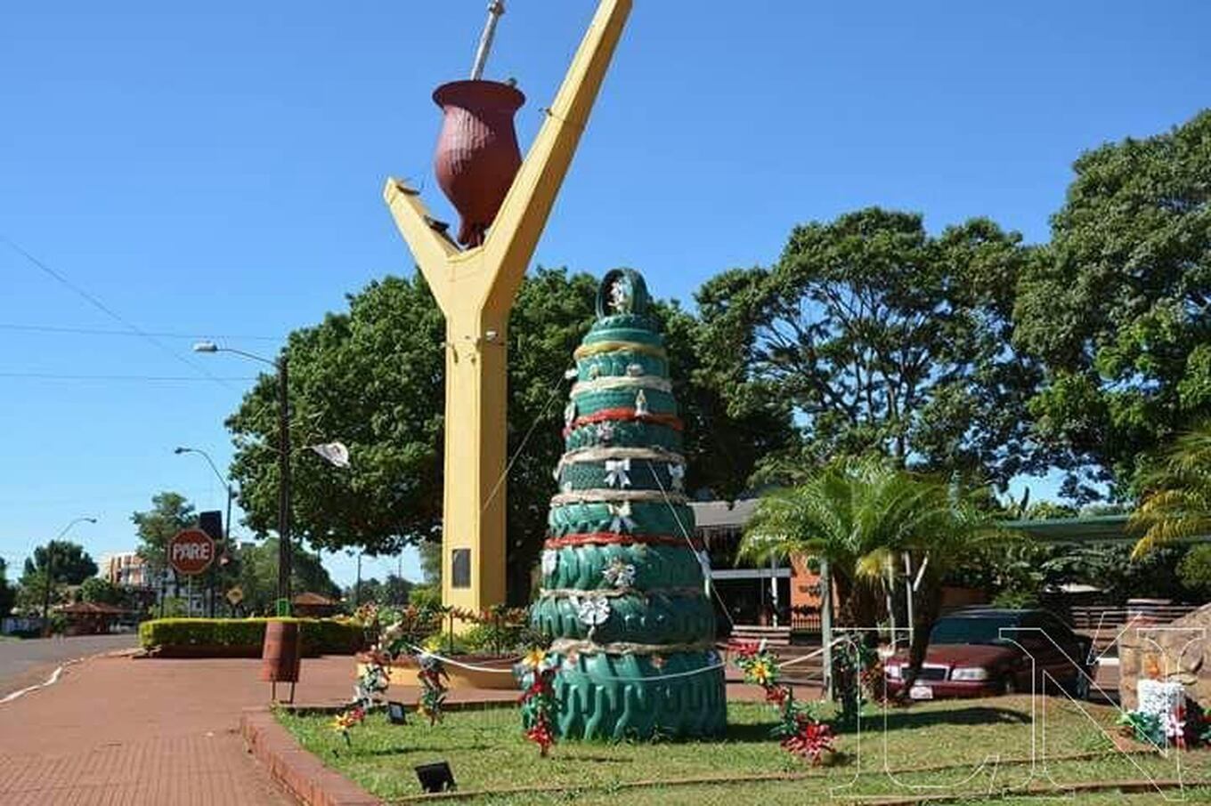 Arbolitos gigantes reciben a los visitantes a la entrada de la ciudad.
