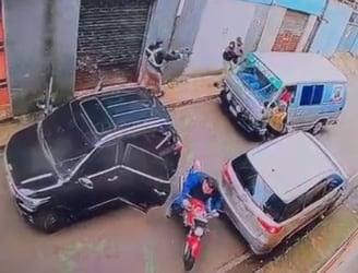 El intento de robo ocurrió a pocos metros de la Comisaría 1era de CDE. Imagen: captura de video.