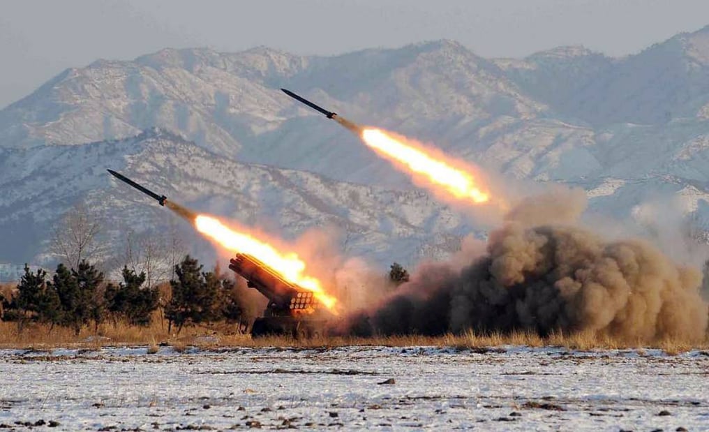 Según el informe, en Ucrania Rusia utiliza misiles norcoreanos que son armados con piezas estadounidenses y europeas. Foto: AFP