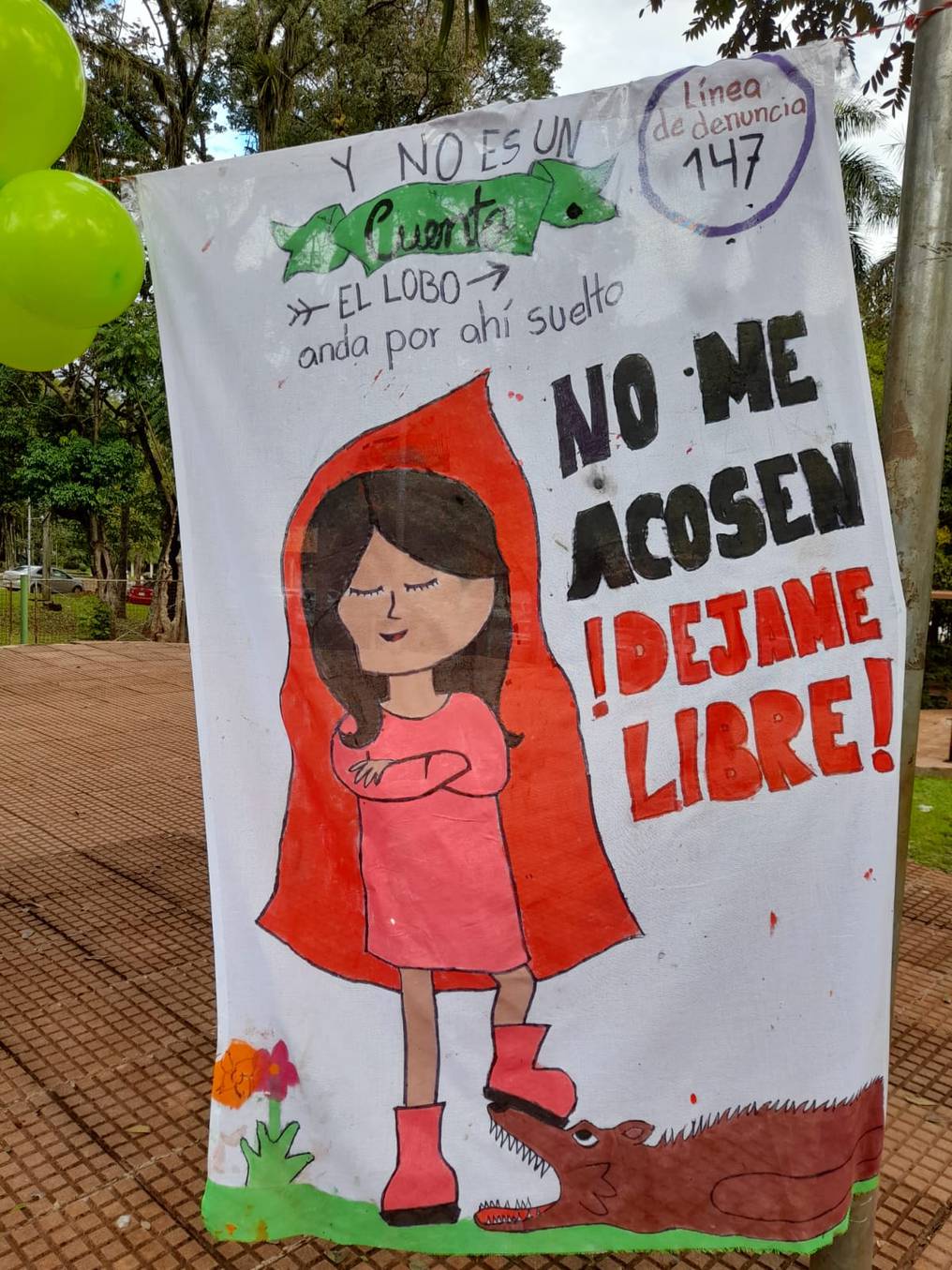 Uno de los carteles en la parada de transporte del centro de Ciudad del Este, donde se realizó una manifestación contra el abuso sexual de niñas, niños y adolescentes. Foto: Dolly Galeano. 