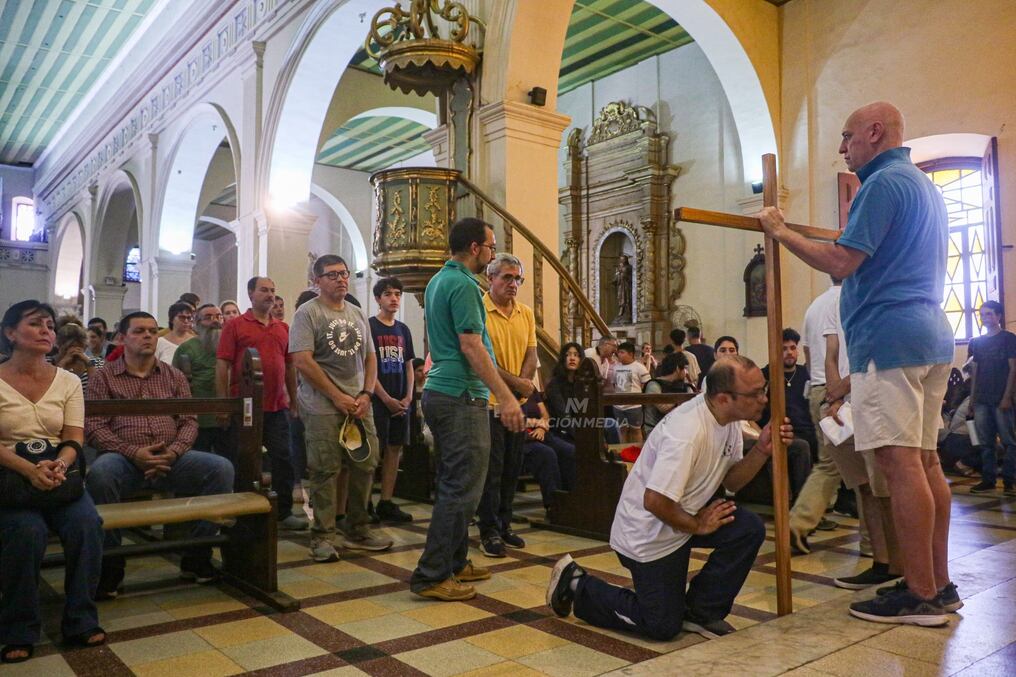 Muchas personas participaron de las tradiciones religiosas en las iglesias del país. Foto: Eduardo Velázquez/Nación Media