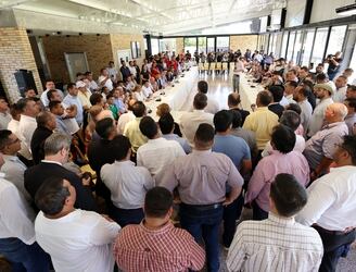 El presidente Santiago Peña mantuvo una reunión con intendentes de diversas ciudades. Foto: Presidencia.