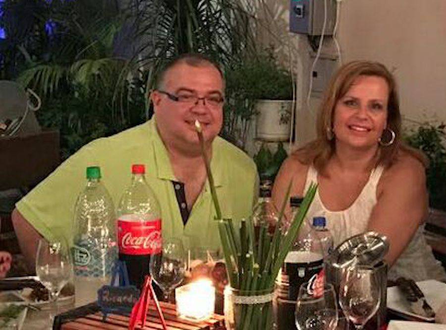 Julio Ullón junto a su esposa Celeste Solís, con dos supercargos en el MOPC.