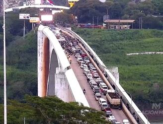 Cruzar la frontera con Brasil puede implicar un tiempo de esperar superior al habitual.  Foto: Nación Media.