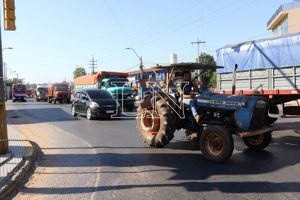 El tractorazo complicó mucho más la circulación sobre la ruta Acceso Sur. Foto: Pánfilo Leguizamón