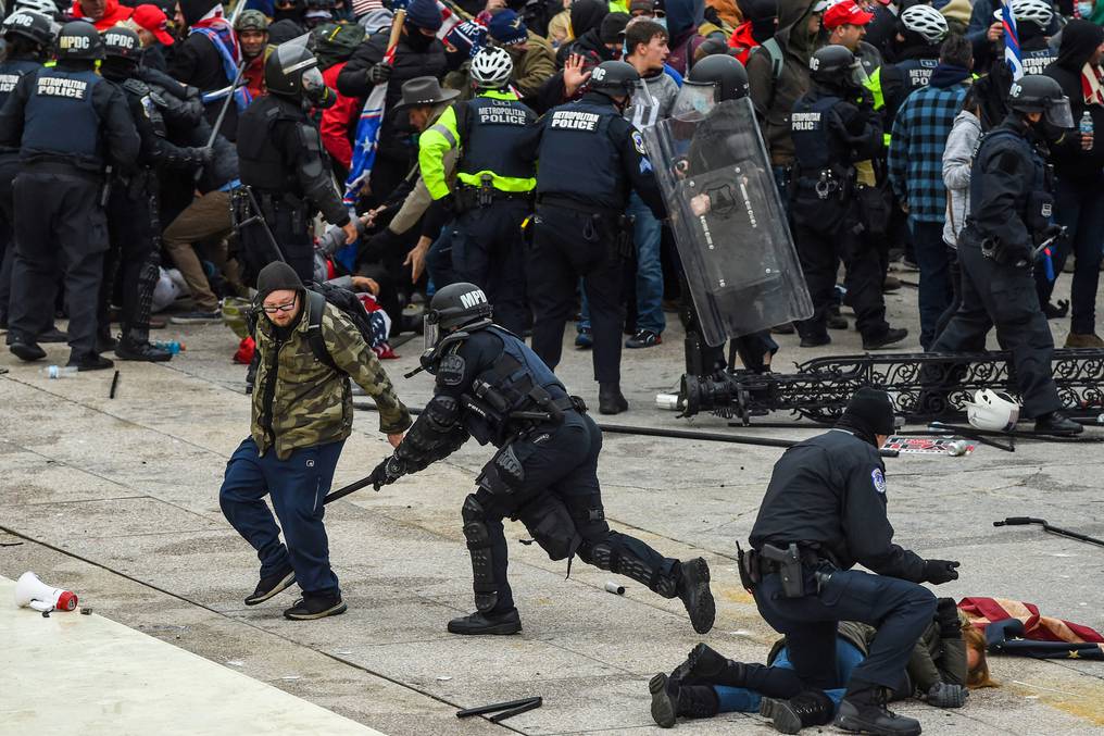 Pequeños grupos violentos se enfrentaron con la Policía y finalmente pudieron entrar al edificio en tropel. (foto: AFP)