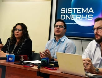 El titular del CONES, Federico Mora, y la Dra. Cristina Caballero, del DNERHS, encabezaron la conferencia. Foto: MSPBS.