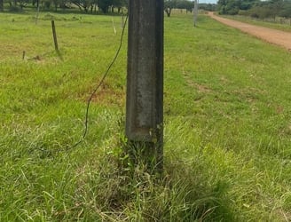 El hombre se apoyó sobre un poste de la ANDE que estaba electrificado. Foto: Gentileza.