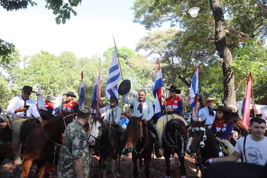 Una de las delegaciones de jinetes uruguayos que llegó ayer viernes en Asunción. Foto: E.V.