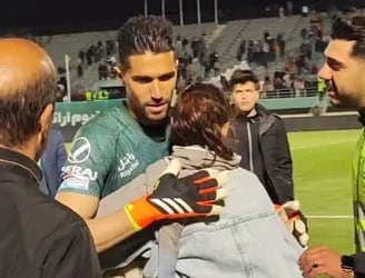 Sancionan a futbolista en Irán por abrazar a una aficionada.