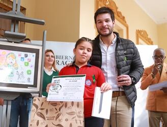 Premiación a los niños que ganaron el concurso de dibujo y pintura. Foto: Gentileza.