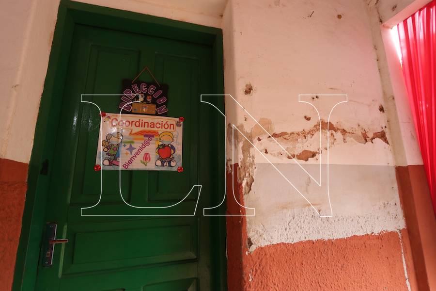 Estado lamentable de una de las instituciones de J. Augusto Saldívar, ya que sus paredes están llenas de humedad.