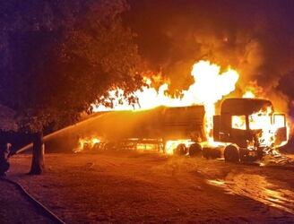 El camión cisterna fue consumido completamente por las llamas. Foto: Gentileza.