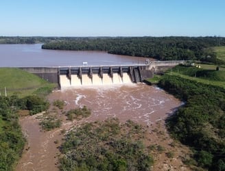 La ANDE anunció este viernes el inicio de la oferta de la energía generada en la represa Acaray. Foto: Gentileza