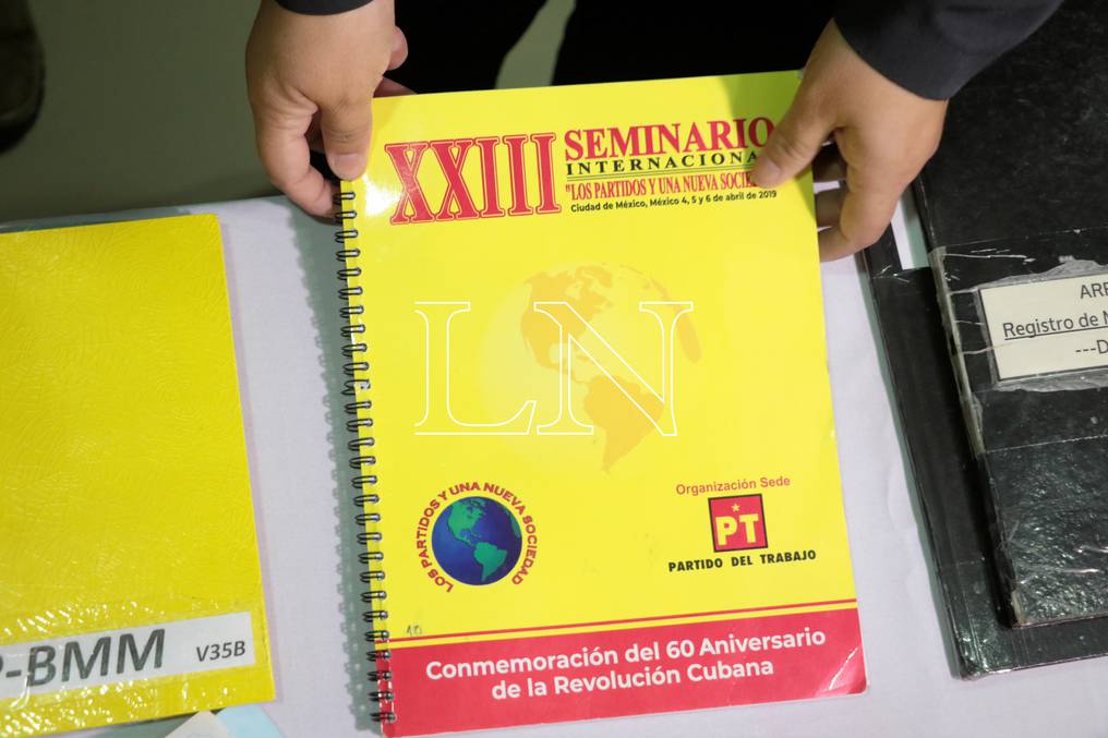 El cuaderno amarillo que llamÃ³ la atenciÃ³n de los investigadores. Foto: Eduardo VelÃ¡zquez.
