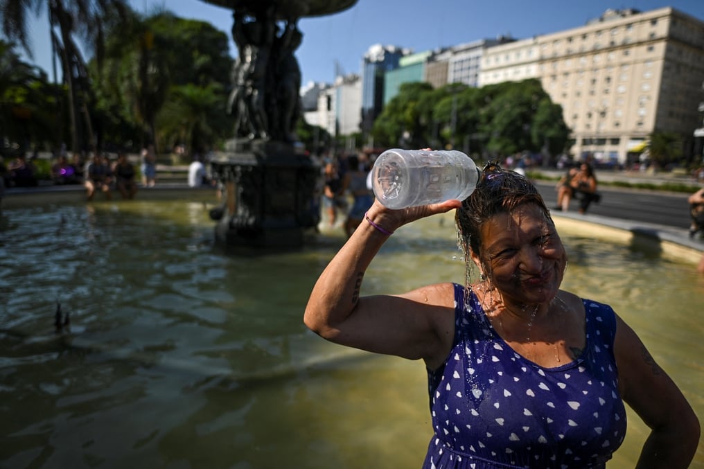 Una mujer se refresca en una fuente en la avenida 9 de Julio de Buenos Aires el 8 de marzo de 2023. Foto: AFP