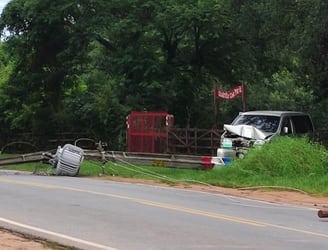 El vehículo acabó derribando una columna de la ANDE. Foto: El Informante.