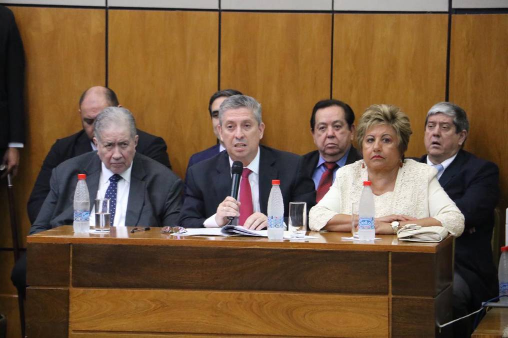 La Nación / “A Wapenka, Zambonini y Bestard no les creo nada”, dice diputada