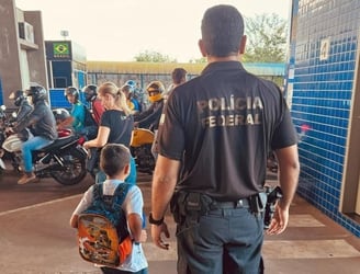 Varios niños son obligados a cruzar la frontera para trabajar en el lado brasileño. Foto: La Jornada.