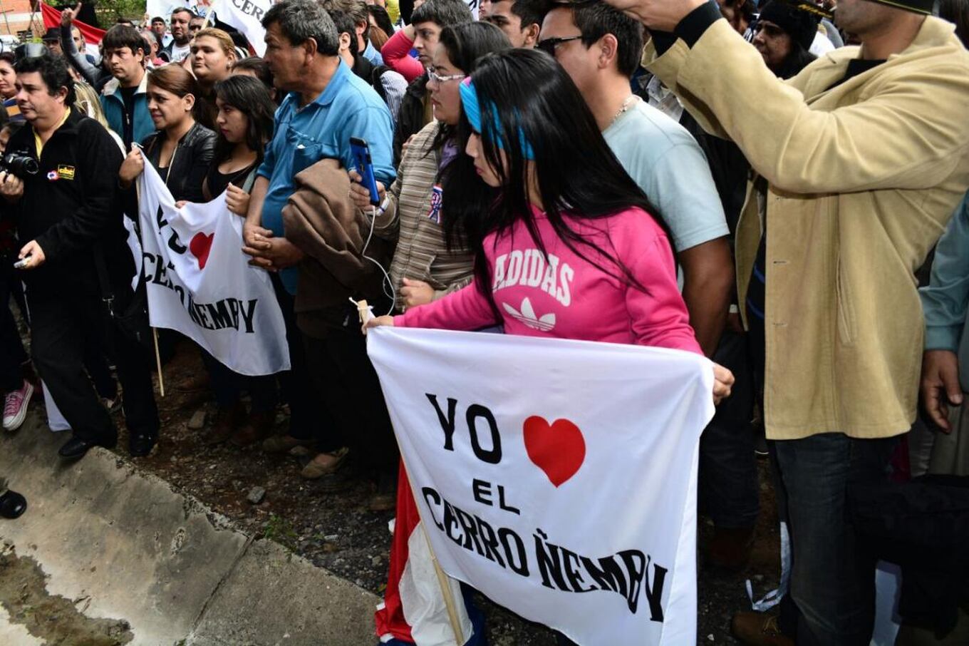 Logos, carteles y pancartas se exhibieron en la manifestación. Foto: Fernando Riveros