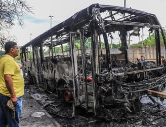 El ómnibus de “La Chaqueña” sufrió un incendio en plena marcha. Foto: Carlos Juri.