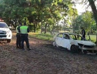El vehículo fue quemado tras el asalto.