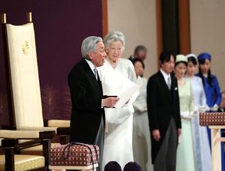 El emperador de Japón, Akihito, pronuncia un discurso junto a la emperatriz Michiko durante la ceremonia de su abdicación.