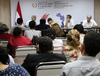 El encuentro se realizó con autoridades del MEC y más de 50 directores de instituciones educativas. Foto: Gentileza