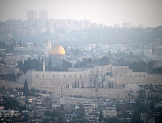 La ciudad de Jerusalén después del ataque. (Photo by RONALDO SCHEMIDT / AFP)