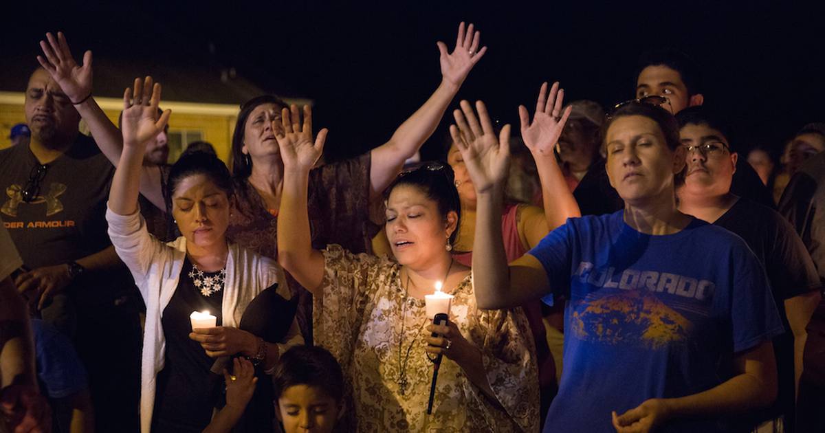 La Nación / Tiroteo en una iglesia de Texas deja al menos 26 muertos