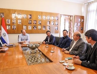 El ministro Carlos Fernández Valdovinos mantuvo una reunión con representantes de la CAPACO. Foto: Ministerio de Economía.
