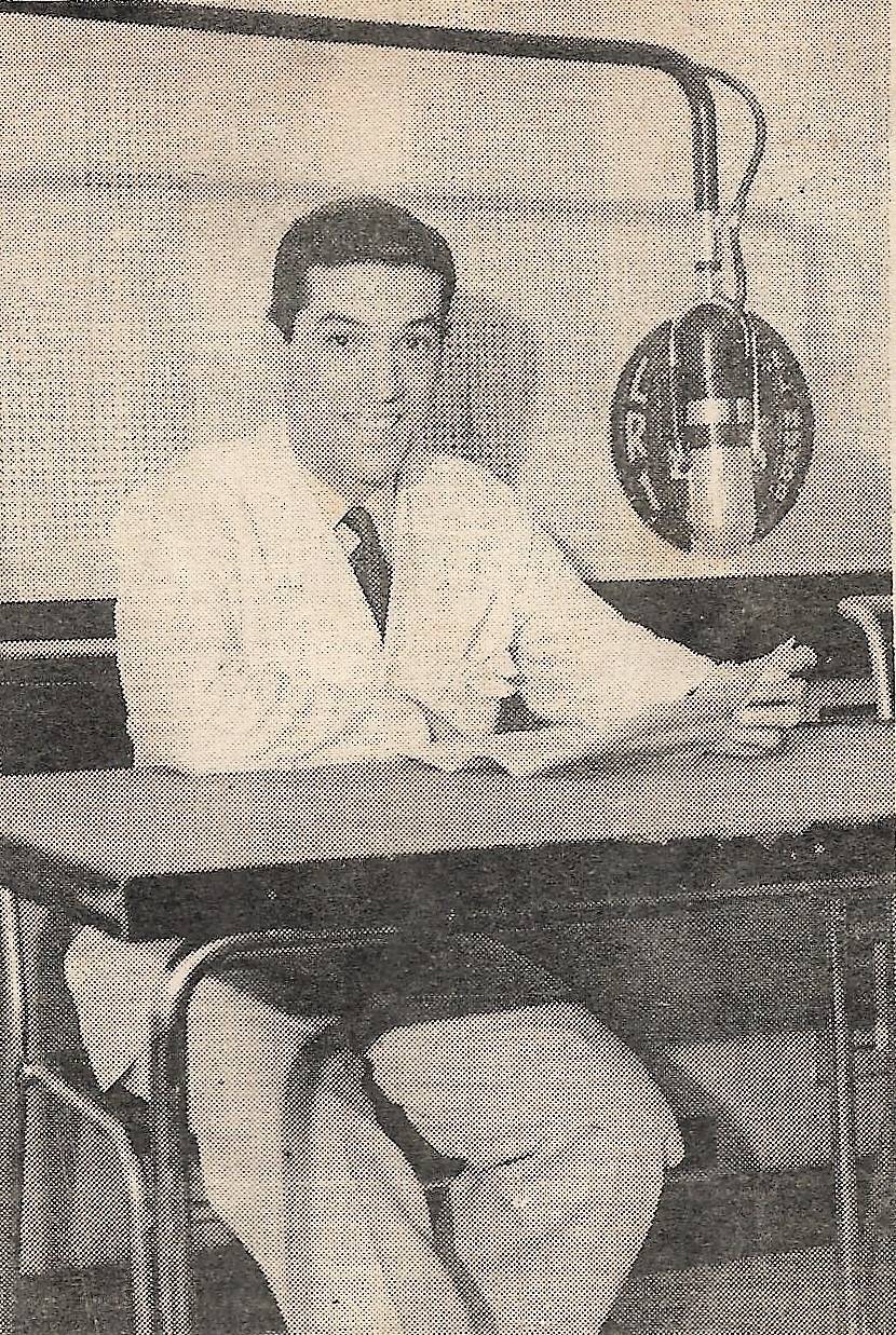 Jacinto Herrera, uno de los locutores más prestigiosos de la radio y la TV, y consagrado actor nacional que triunfara en la Argentina. Aquí ante los micrófonos de Radio el Mundo de Buenos Aires.