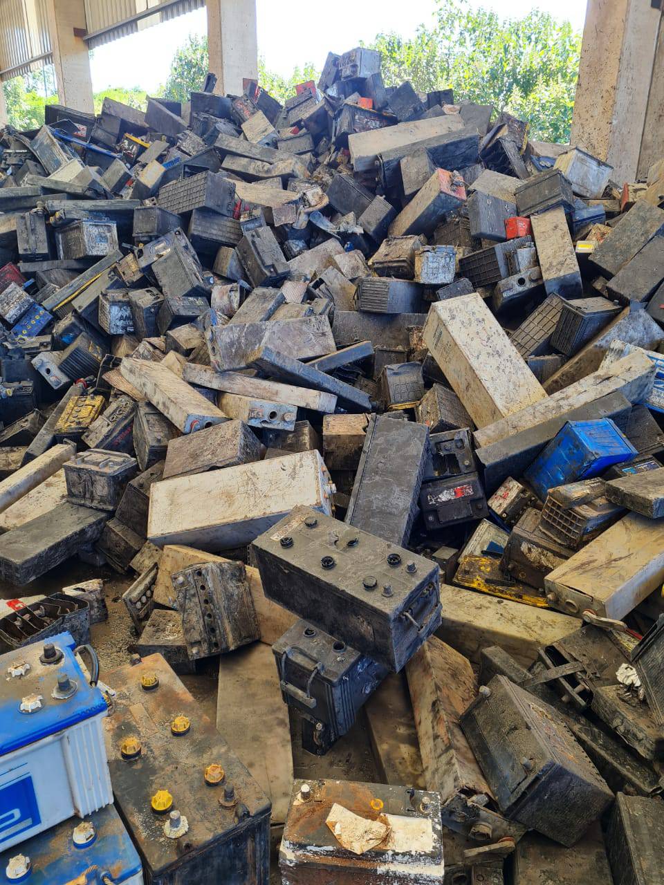 La firma produce unas 8 toneladas diarias de plomo a base de las baterías usadas. Foto: Gentileza.